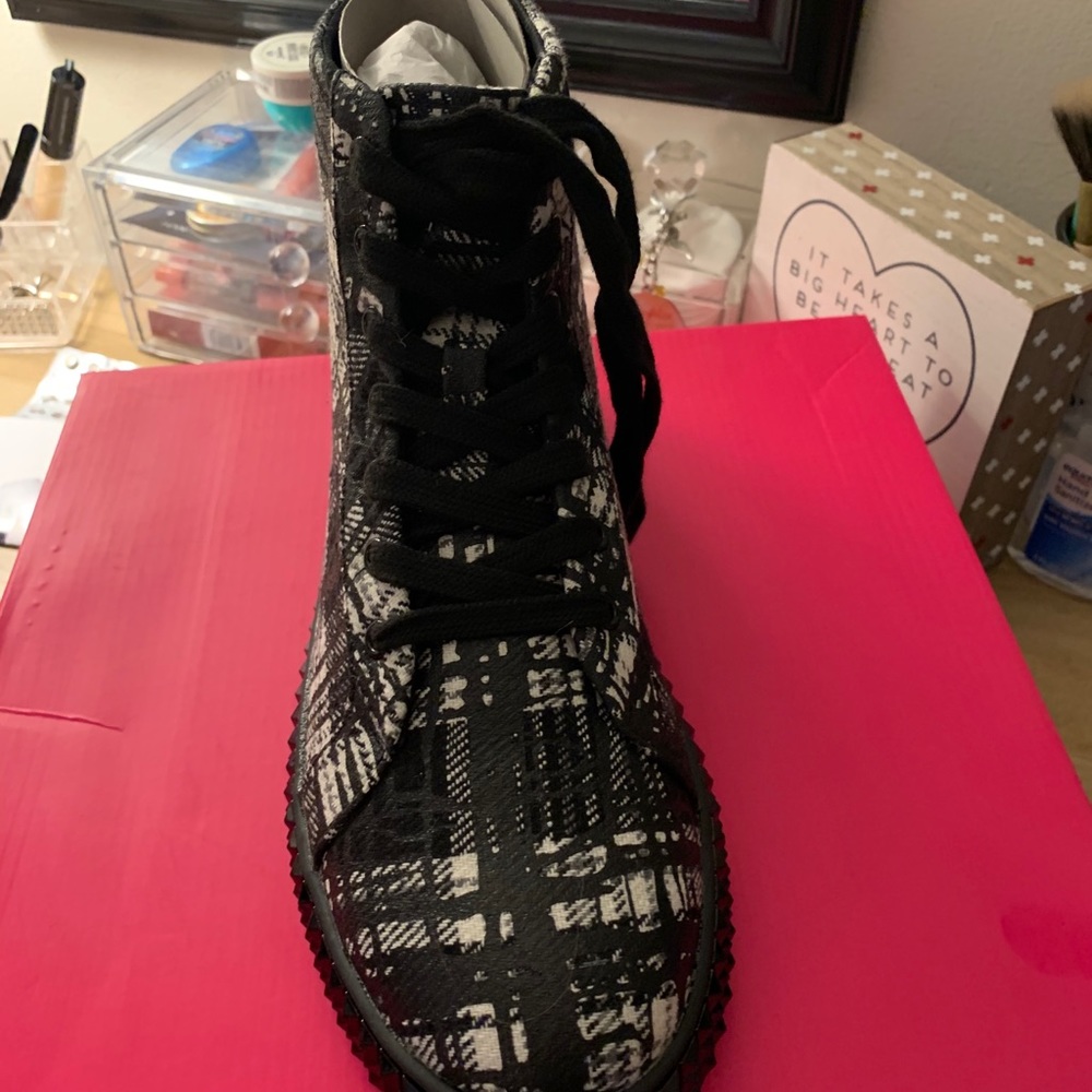 Black/white sneakers